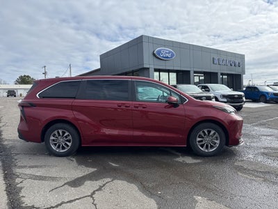 2024 Toyota Sienna LE 8 Passenger