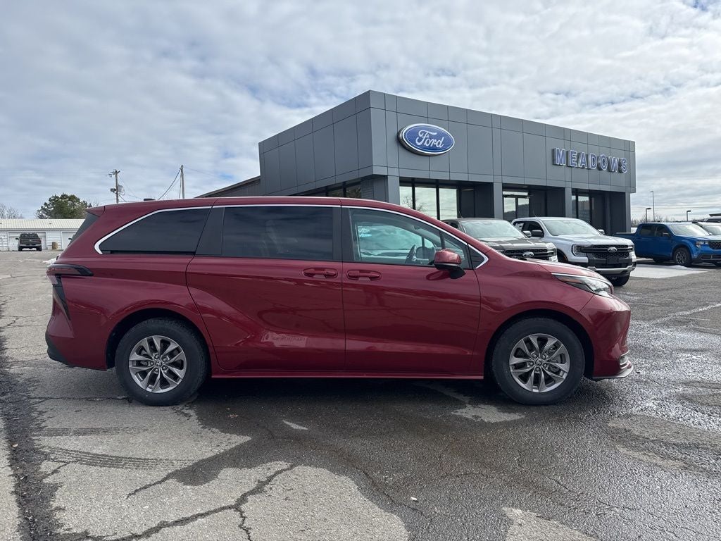 2024 Toyota Sienna LE 8 Passenger