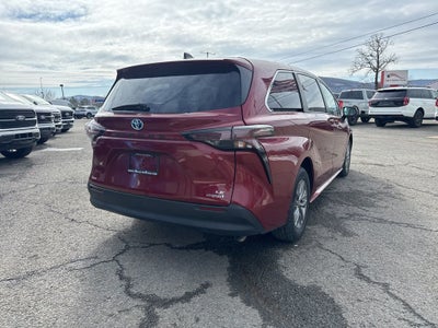 2024 Toyota Sienna LE 8 Passenger