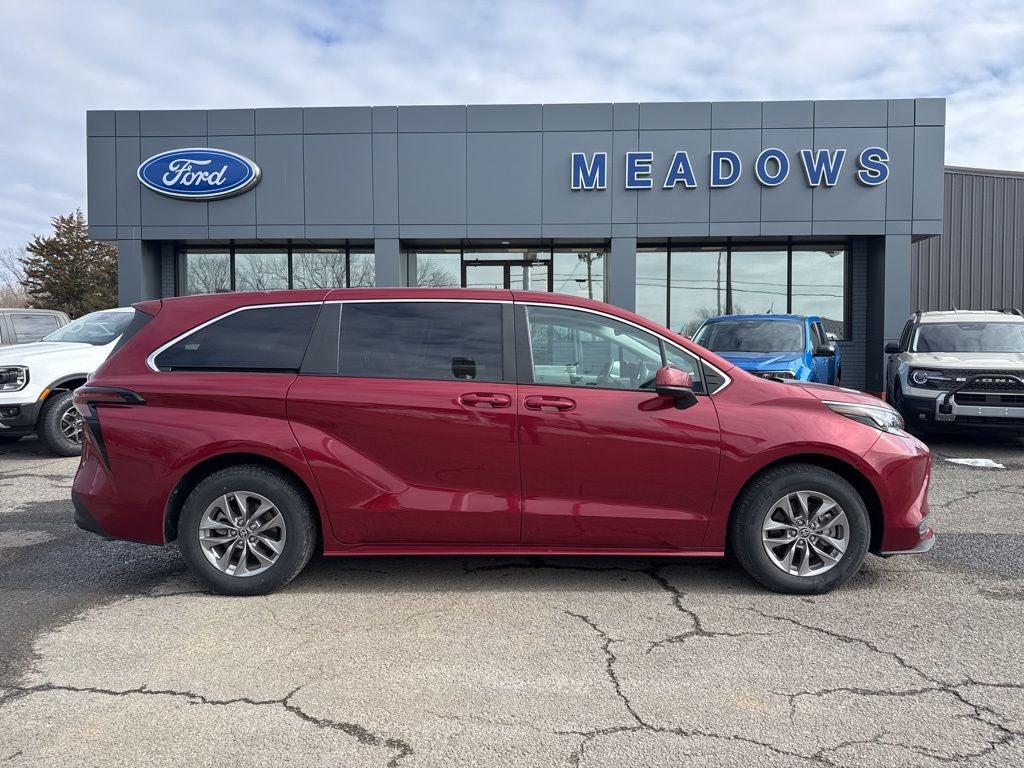 2024 Toyota Sienna LE 8 Passenger